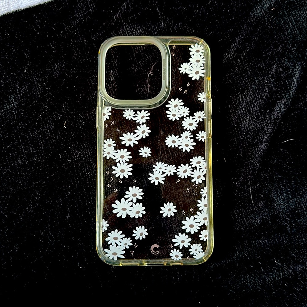 iPhone 14 clear case with white daisies